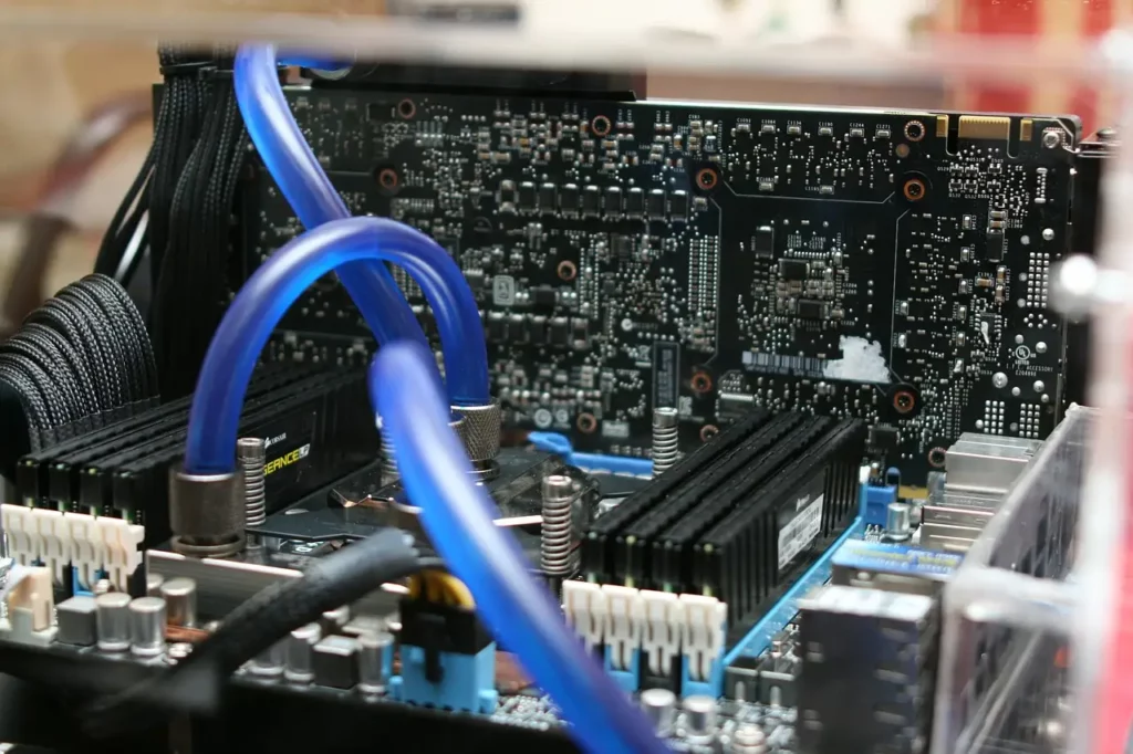 Ein Motherboard in einem Computer mit allen wesentlichen bereits eingesetzten Hardware Teilen